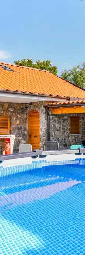 Apartman Lavanda sa bazenom i okućnicom 4*，位于Hreljin的酒店