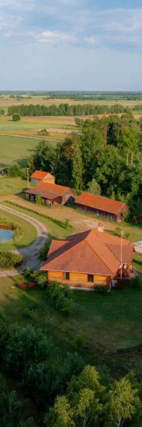 Dworek Ogrodniki, całoroczny dom na wyłączność, basen, sauna, las, staw rybny, altana grillowa, ognisko, pianino, kominek, piec chlebowy, duża ogrodzona posesja，位于Tuczna的酒店