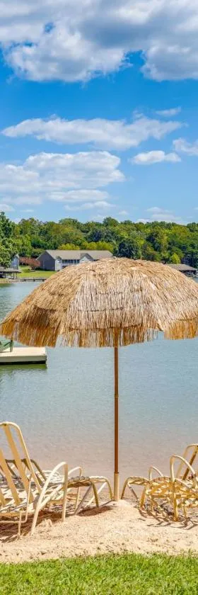 Smith Mountain Lake Retreat with Private Beach!，位于Huddleston的酒店