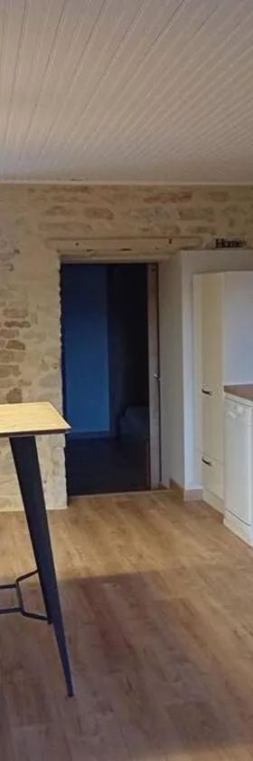 Petite maison en pierre au calme avec extérieur，位于蒙特百里特的酒店