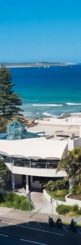 Beachfront Cronulla Getaway with Ocean Views & Spa，位于克罗纳拉的酒店