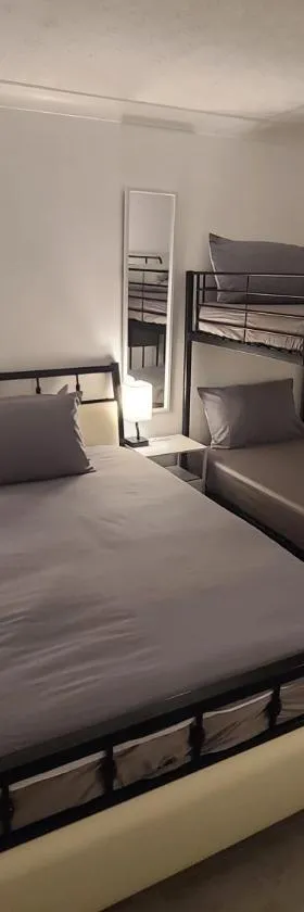 RoomZ-GATWICK-LONDON-Airport Parking-Travel Service，位于Ifield的酒店