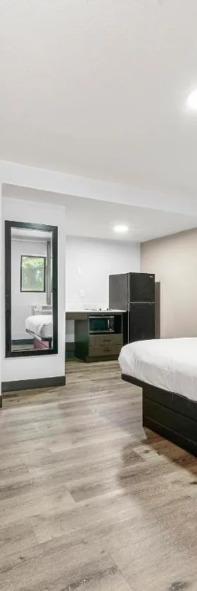 Southern Suites Carrollton，位于卡罗尔顿的酒店