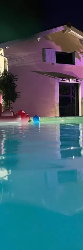L Escale Girondine avec son spa, son sauna et sa piscine privative，位于La Lande-de-Fronsac的酒店
