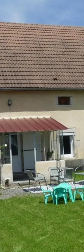 Bienvenue dans notre gîte "Le Chti Père" pouvant accueillir 6 personnes à Artonne, dans les Combrailles Puy de Dôme, 63，位于Artonne的酒店