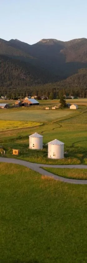 Clark Farm Silos - 5 Silo Mountain View Retreat，位于卡利斯佩尔的酒店
