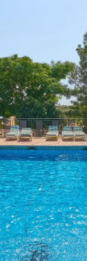 La Cabaña piscina y jardín，位于拉卡尔洛塔的酒店