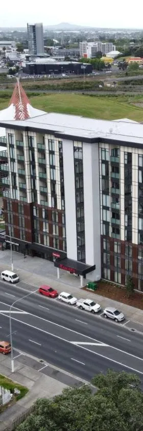 Ramada Suites by Wyndham Auckland Manukau Pacfic Centre，位于奥克兰的酒店