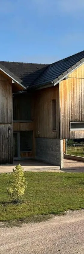 Magnifique villa d'architecte vue sur le lac Léman，位于Anthy的酒店