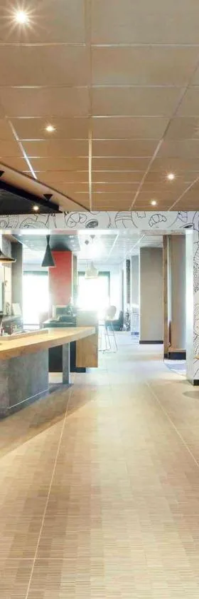 耶尔中心宜必思酒店，位于耶尔的酒店