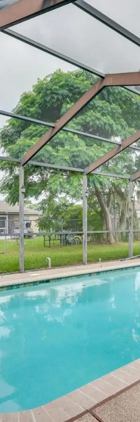 Spring Hill Retreat with Heated Pool and 4-in-1 Grill，位于春丘的酒店