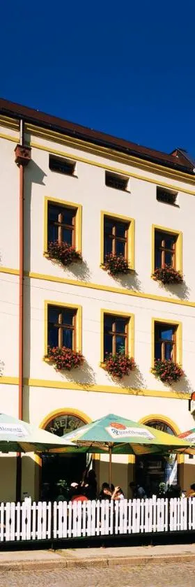 Hotel Praha，位于布劳莫夫的酒店