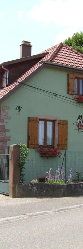 Gîte des Hirondelles，位于伊斯内姆的酒店