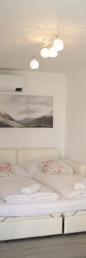 Eco Overnight Inn - Self Check-in，位于Götzendorf an der Leitha的酒店