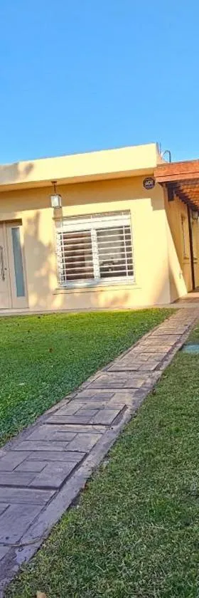 Casa familiar con doble patio, cochera, fácil acceso en el centro de Escobar，位于贝伦埃斯科巴的酒店