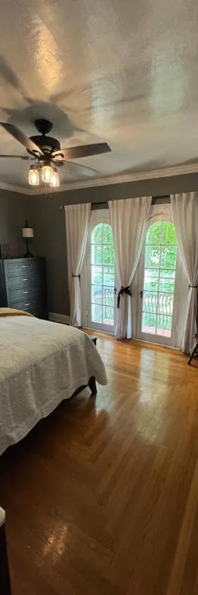 Downtown Russellville Home with Hot Tub，位于Russellville的酒店