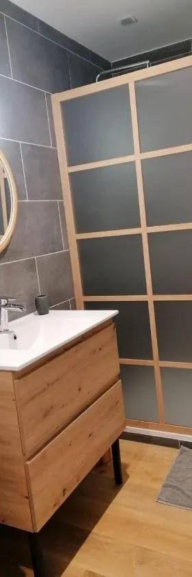 La Clepsydre，位于Prisches的酒店