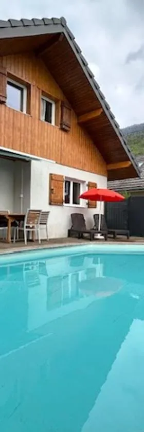 Maison individuelle avec piscine entourée de montagnes，位于Monthion的酒店