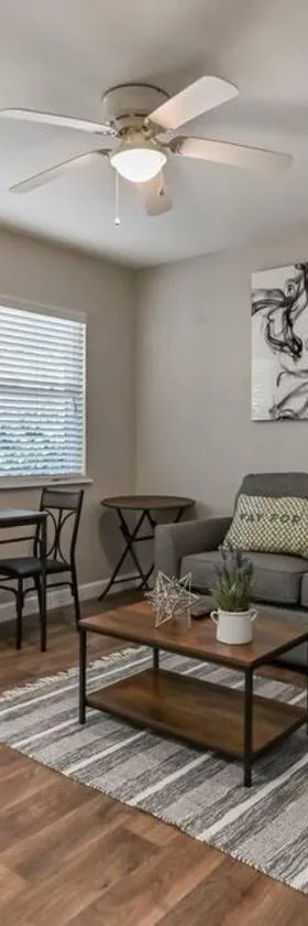 Lovely 1 Bedroom Steps from the Beach，位于棕榈滩海岸的酒店