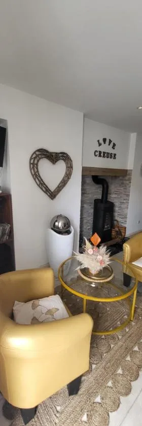 Une petite maison seulement pour 2，位于Montignat的酒店