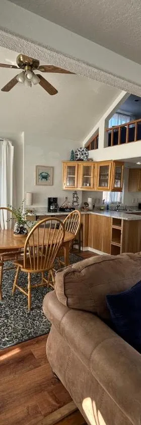 Modern Ocean Cabin 27 Stylish Kitchen & Jacuzzi，位于Smith River的酒店