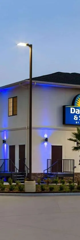 Days Inn & Suites by Wyndham Greater Tomball，位于汤博尔的酒店