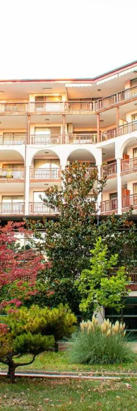 Estreya Residence Hotel and SPA，位于圣君士坦丁和海伦那的酒店
