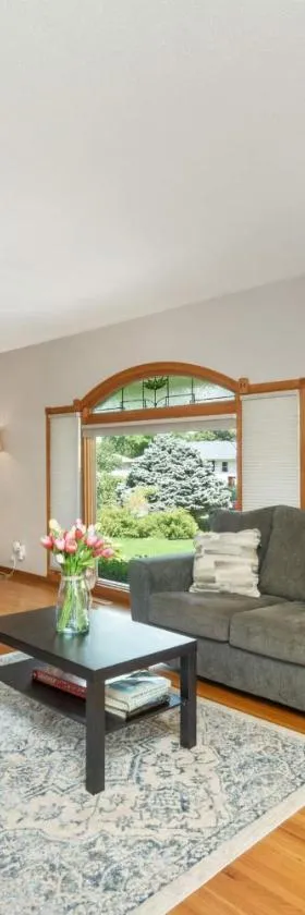 Cottage Grove Haven, Spacious 4-Bed, 3 Baths Retreat，位于Cottage Grove的酒店