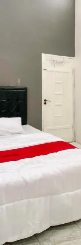 RedDoorz Syariah near RSU Sylvani Binjai，位于Binjai的酒店