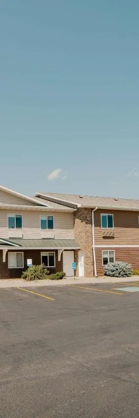 Quality Inn & Suites Watertown near Prairie Lakes Ice Arena，位于沃特敦的酒店