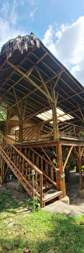 Colibamboo Ecolodge Biocasa artesanal rodeada de naturaleza con jaccuzi y mucho más，位于帕乔的酒店