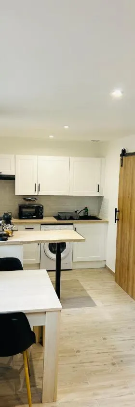 Charmant studio en centre-ville，位于塞雷的酒店