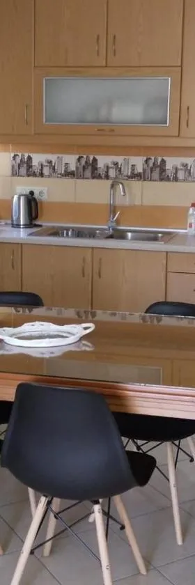 HOLIDAYS APARTMENT ΜΕΣΣΗΝΗ，位于美西尼的酒店