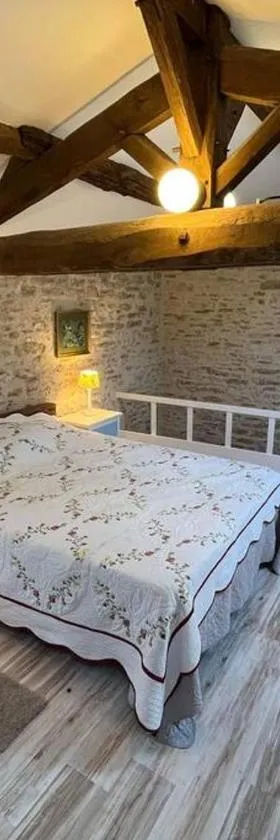Courtyard cosy cottage，位于Bazoges-en-Pareds的酒店