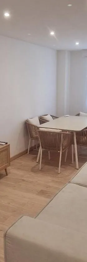 Newly renovated 5min beach & 2min train station，位于瓦洛里的酒店