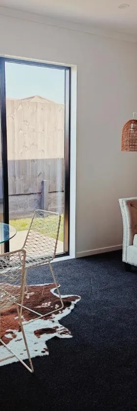 Contemporary New 2-Bedroom Home，位于汉密尔顿的酒店