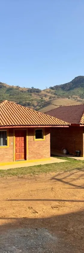 Chalés Paraíso na Roça São Bento do Sapucaí Bairro do Serrano，位于圣本图-杜萨普卡伊的酒店