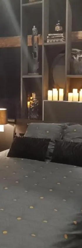 "BLACQ ROOM" Luxe, balnéo, sauna 50 nuances de grey，位于Boeschèpe的酒店