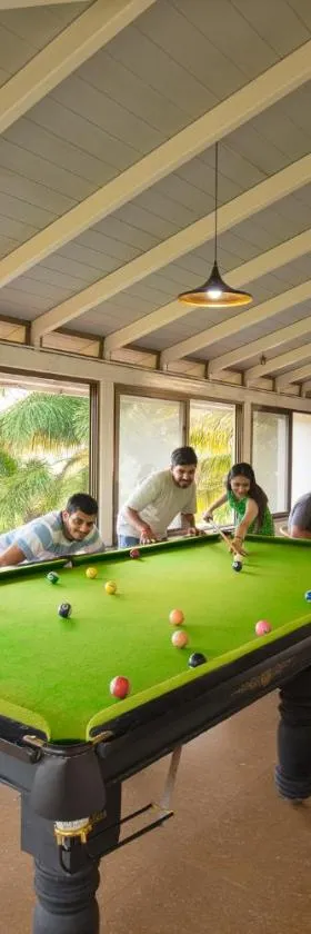 SaffronStays Mango Vino pool villa in Nashik，位于纳西克的酒店
