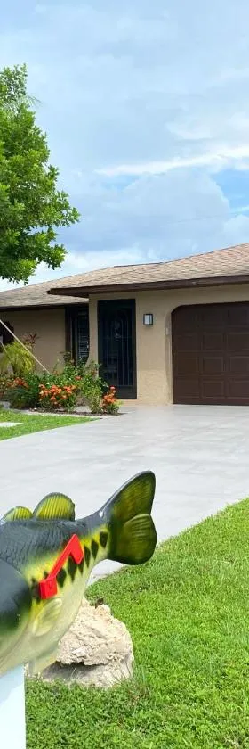 Cozy Coral Cottage with Tiki Hut, Mini Golf, Arcade and Grill，位于珊瑚角的酒店