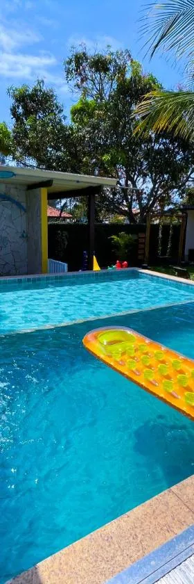 Recantos Pinheiros - Casa inteira, até 15 hóspedes - Piscina privativa, sinuca, ar condicionado e TVs nos 4 quartos - Condomínio Orla 500, lado praia - Unamar, Cabo Frio-RJ，位于Tamoios的酒店