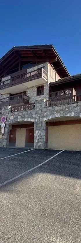 La Rosière centre, appartement 51 m2,3 pièces 2 chambres avec terrasse et parking couvert plein centre de la station, proche des pistes et commerces, ménage compris，位于拉赫兹耶尔的酒店