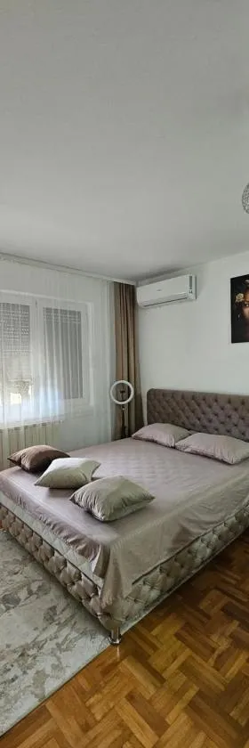 Apartman Tajna，位于Sremčica的酒店