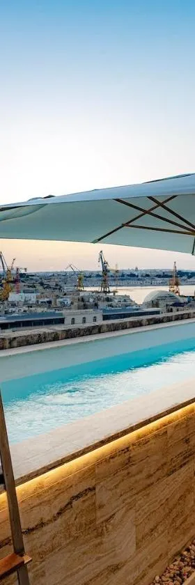 Moon Malta Boutique Stay with Rooftop Pool & Sea Views of Valletta, Grand Harbour & Three Cities，位于科斯皮夸的酒店