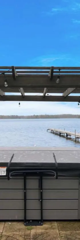 3BR Fife Lake Getaway with Fire Pit & Hot Tub，位于Fife Lake的酒店