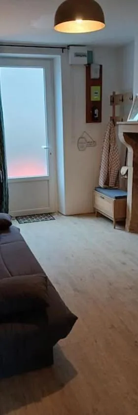 Petite maison studio cosy avec jardin，位于Saint-Honoré-les-Bains的酒店