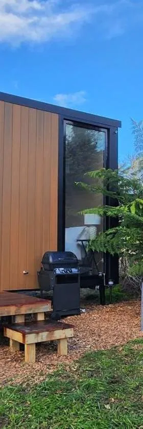 Cozy Cabin2 with outdoor Bath at Dairy Flat Farm，位于Waitoki的酒店