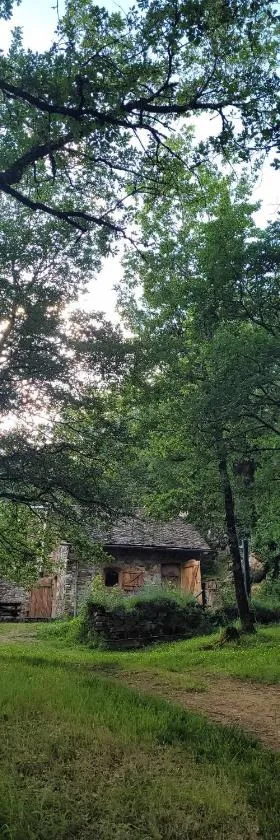 Insolite bergerie dans la forêt，位于Arnac-sur-Dourdou的酒店