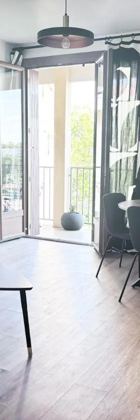 Appartement 79m2 proche Airbus tout confort lumineux 2 chambres, 1 bureau，位于科洛米耶的酒店