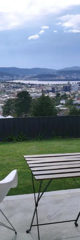 Hobart Retreat with City and Water View，位于West Hobart的酒店